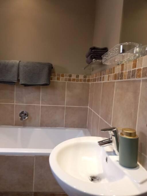 Best Overnight With Free Wifi. Modern & Private Bloemfontein Eksteriør billede